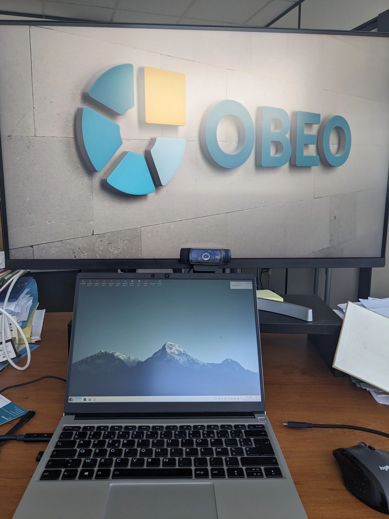 Framework Laptop running with the Obeo logo on screen